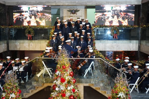 Ministerio de Defensa y ADEOFA Celebran el Tradicional Encendido del Árbol de Navidad en el Recinto Militar "General de División Matías Ramón Mella"
