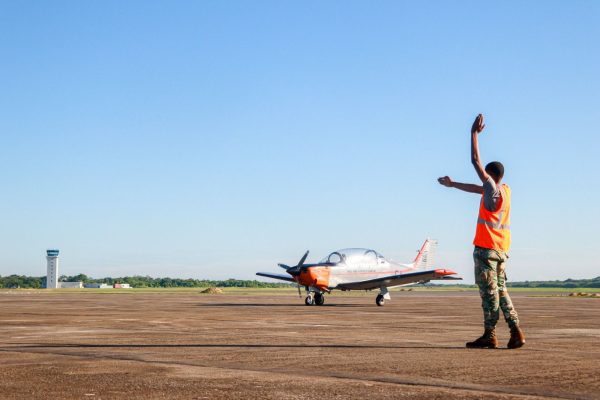 La Segundo Teniente Crismelvi Morillo Sánchez Realiza su Primer Vuelo Solo en la Aeronave T-35B Pillán, Avanzando en su Formación Aeronáutica